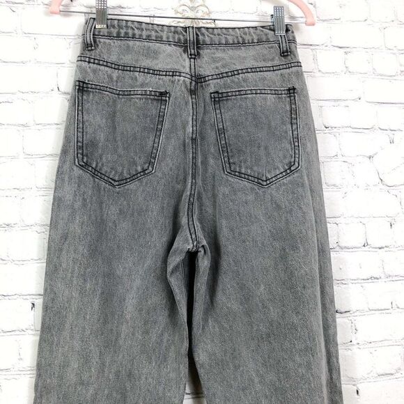 PrettyLittleThing Mom Faded Gray High Waisted Jeans - Picture 11 of 13